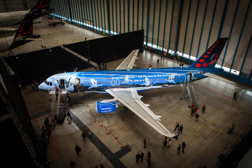 The full livery of the left side of SN Magritte, an A320 airplane livery of Brussels Airlines to commemorate the Art of René Magritte.