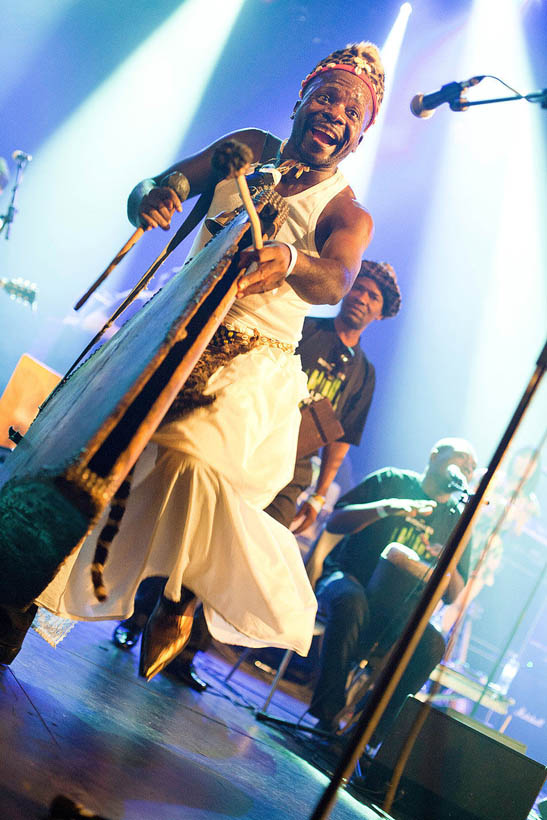 Congotronics Vs Rockers live op Les Nuits Botanique in het Koninklijk Circus in Brussel, België op 12 mei 2011