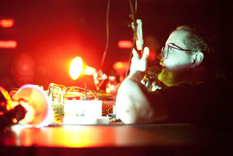 Dan Deacon live in de Domino Festival in de Ancienne Belgique, België op 11 april 2011