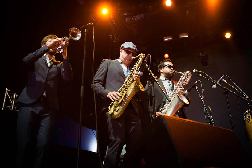 Daptone Super Soul Revue live op Rock Werchter Festival in België op 3 juli 2014