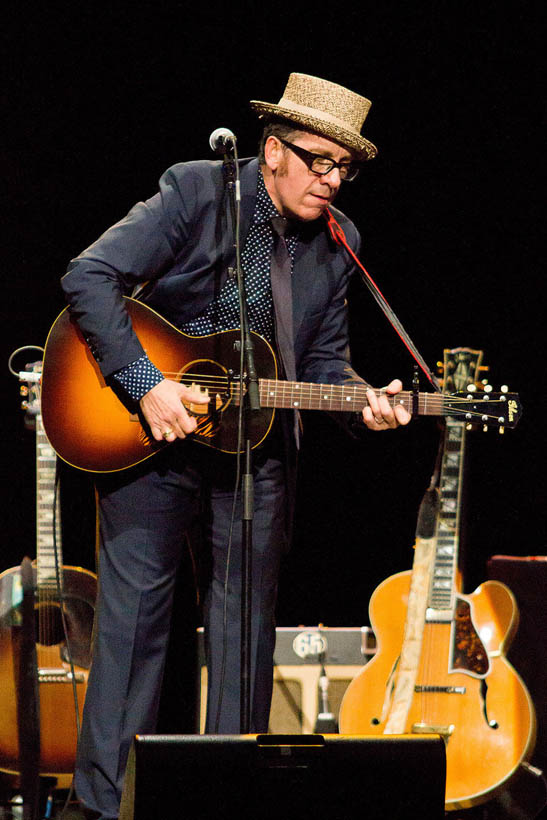 Elvis Costello live in het Koninklijk Circus in Brussel, België op 31 mei 2012