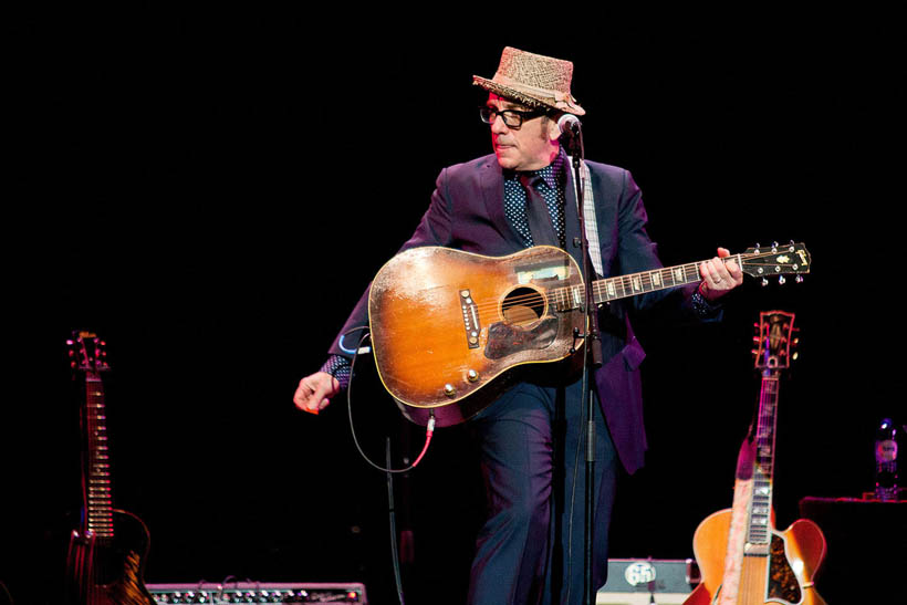 Elvis Costello live in het Koninklijk Circus in Brussel, België op 31 mei 2012