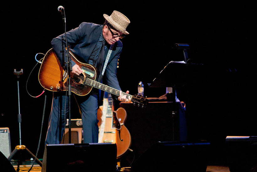 Elvis Costello live in het Koninklijk Circus in Brussel, België op 31 mei 2012