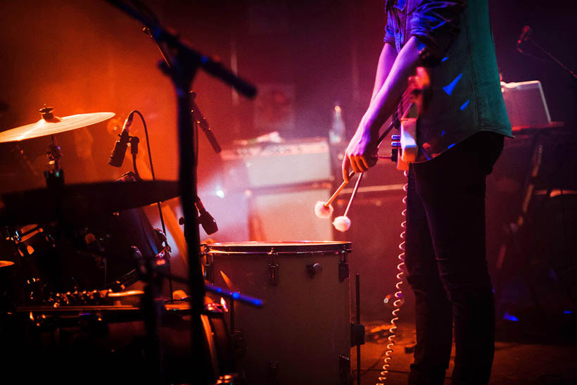 Horses live in STUK in Leuven, België op 7 april 2011