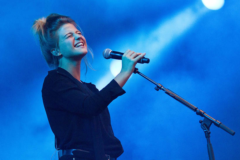 Selah Sue live op Dour Festival in België op 12 juli 2012