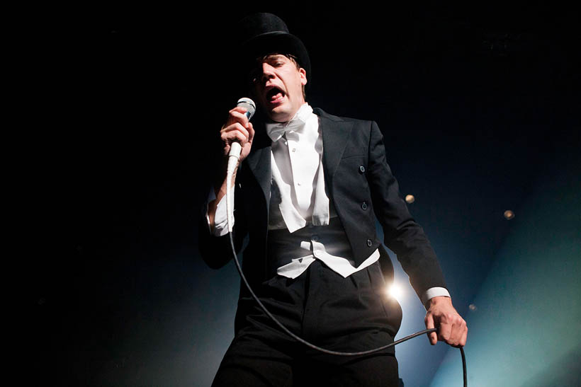 The Hives live in de Ancienne Belgique in Brussel, België op 9 december 2012