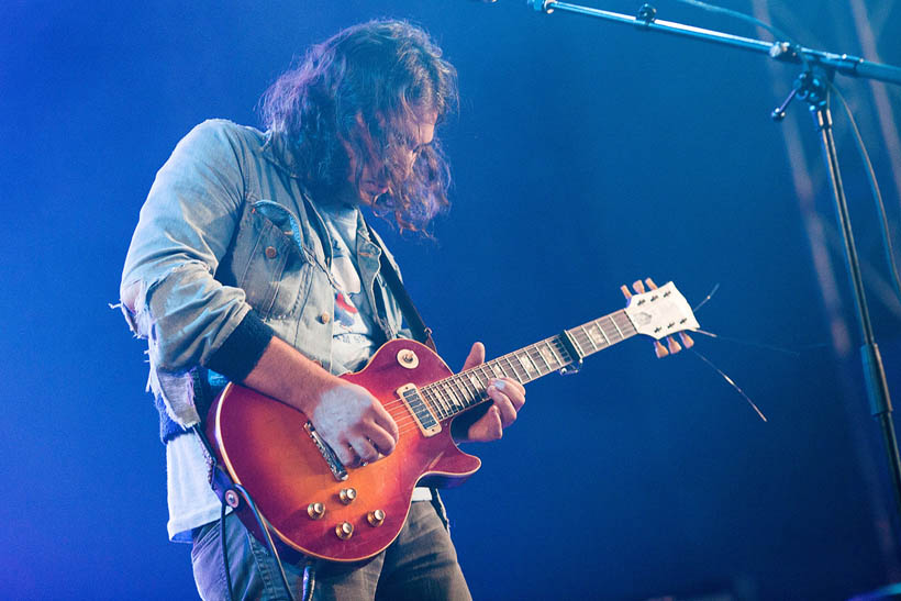 The War On Drugs live op Dour Festival in België op 14 juli 2012