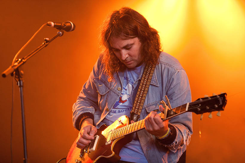 The War On Drugs live op Dour Festival in België op 14 juli 2012