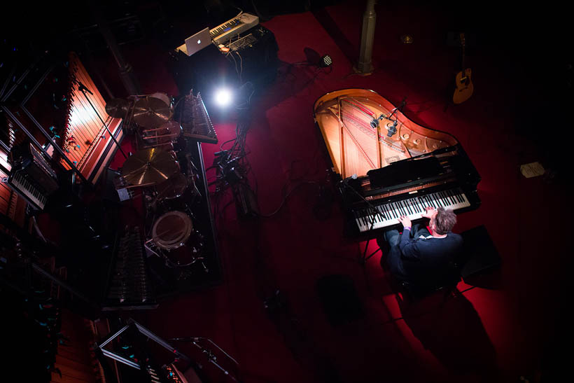 Walter Hus playing on a grand piano at Les Nuits Botanique 2015.